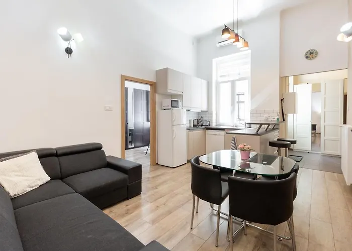 Grand Apartment at New York Café
